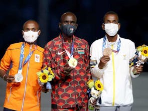 Η απονομή στους νικητές του μαραθωνίου στην τελετή λήξης των Ολυμπιακών Αγώνων