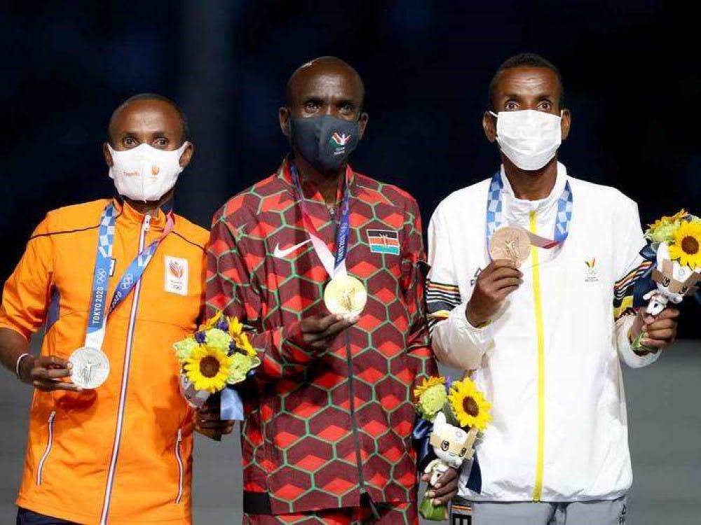 Η απονομή στους νικητές του μαραθωνίου στην τελετή λήξης των Ολυμπιακών Αγώνων