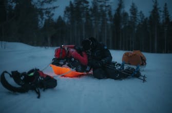 Ακόμα μία δύσκολη νύχτα στην Αρκτική για τον Μ. Γιαννάκου στον αγώνα 500 χιλιομέτρων – Αναγκάστηκε να κοιμηθεί έξω