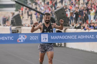 Ασύλληπτος Γκελαούζος: Πρώτος στον Αυθεντικό Μαραθώνιο με νέο ρεκόρ από Έλληνα αθλητή στη διαδρομή!