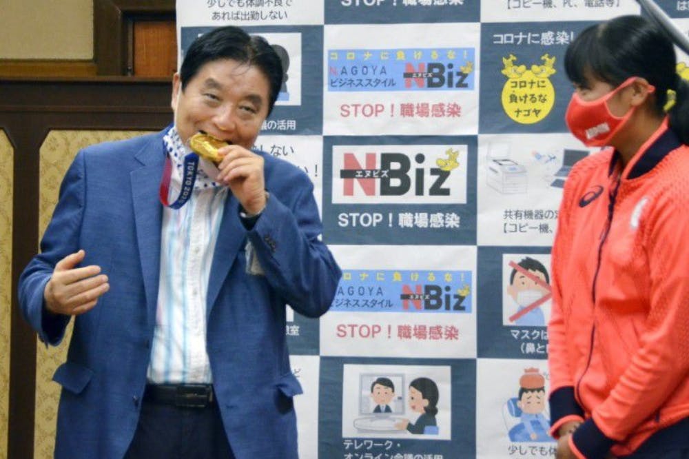 Ιαπωνία: Δήμαρχος δάγκωσε το μετάλλιο αθλήτριας και η ΔΟΕ θα το αντικαταστήσει!