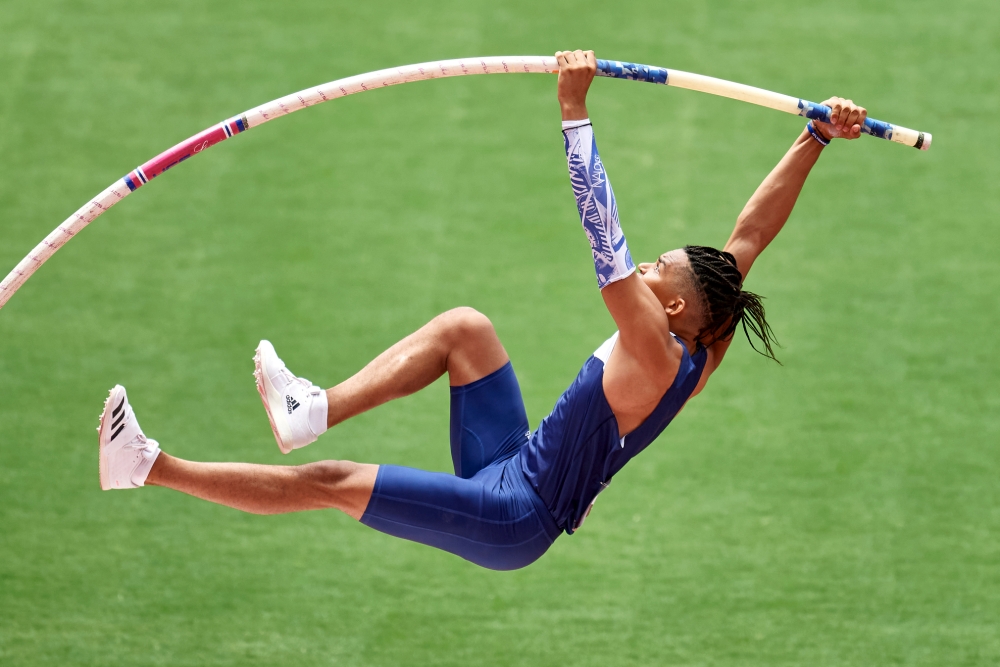 Η προσπάθεια του Εμμανουήλ Καραλή να περάσει τον πήχη προκαλεί… τρόμο (vid)