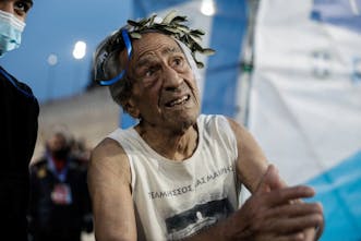 Αγέρωχος ο 90χρονος Στέλιος Πρασσάς τερμάτισε στον Μαραθώνιο της Αθήνας!
