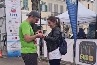 Ναύπλιο: Έτρεξε στον Ημιμαραθώνιο και έκανε πρόταση γάμου στην αγαπημένη του στον τερματισμό! (Pics)