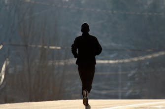 Είσαι «Εσύ» ή «Εγώ» στο τρέξιμο; Έρευνα εξηγεί πως ο τρόπος με τον οποίο απευθυνόμαστε στον εαυτό μας επηρεάζει την απόδοση
