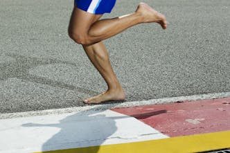 Barefoot running: Τι είναι, που βοηθάει και τι λένε οι νέες έρευνες