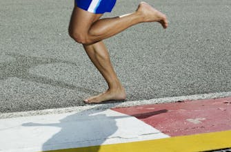 Barefoot running: Τι είναι, που βοηθάει και τι λένε οι νέες έρευνες