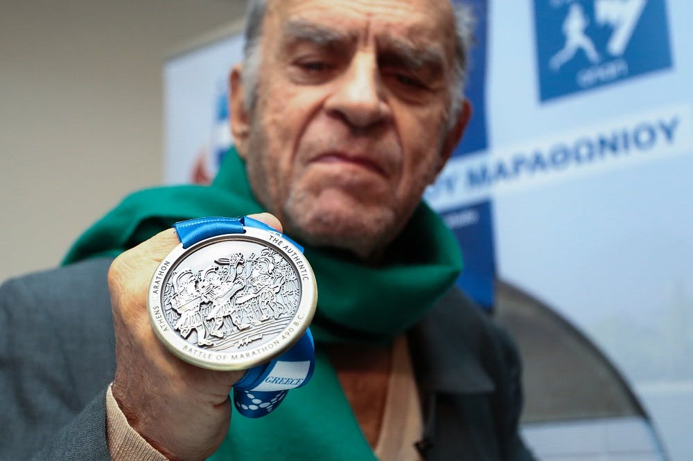 Θλίψη στον ΣΕΓΑΣ για τον θάνατο του Αλέκου Φασιανού που φιλοτέχνησε το πρώτο μετάλλιο του Αυθεντικού Μαραθωνίου
