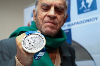 Θλίψη στον ΣΕΓΑΣ για τον θάνατο του Αλέκου Φασιανού που φιλοτέχνησε το πρώτο μετάλλιο του Αυθεντικού Μαραθωνίου