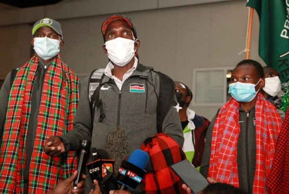 «Ήσυχη» υποδοχή για Kipchoge και άλλους αθλητές κατά την επιστροφή τους στην Κένυα (Vid)