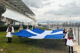 Η Ελλάδα γιορτάζει και η πρώτη σημαία του ανεξάρτητου ελληνικού έθνους κυματίζει στο ΟΑΚΑ (Vid)