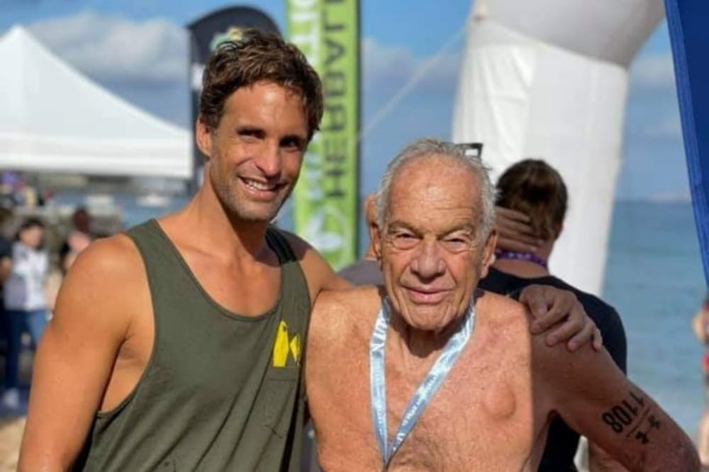 Συγκλονιστικός ο 84χρονος Κώστας Ψάλτης στο Spetses Mini Marathon κολυμπώντας 1.500 μέτρα σε χρόνο 52.54