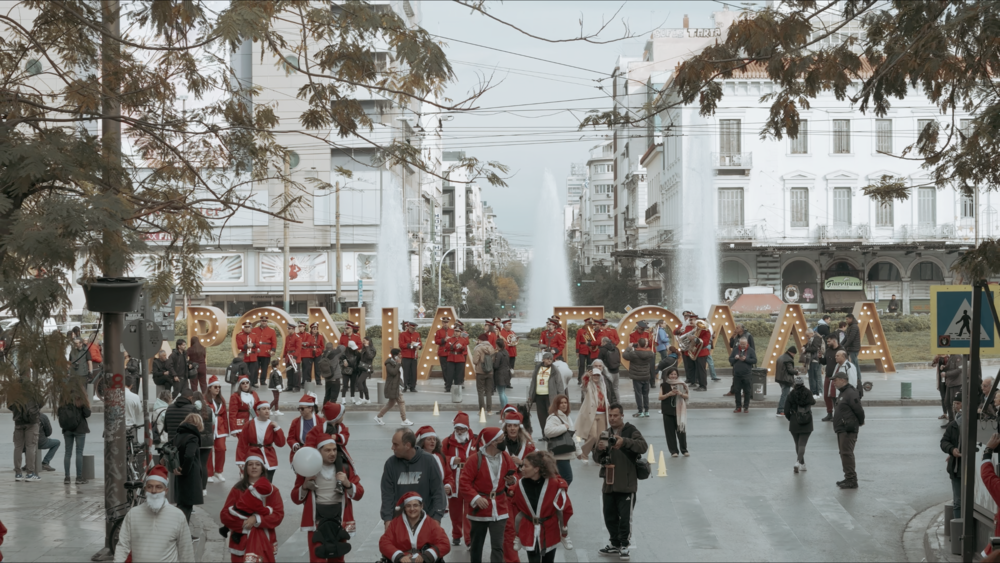 Περισσότεροι από 1.000 Αϊ Βασίληδες από 33 χώρες κατέκλυσαν την Αθήνα στο Athens Santa Run 2025