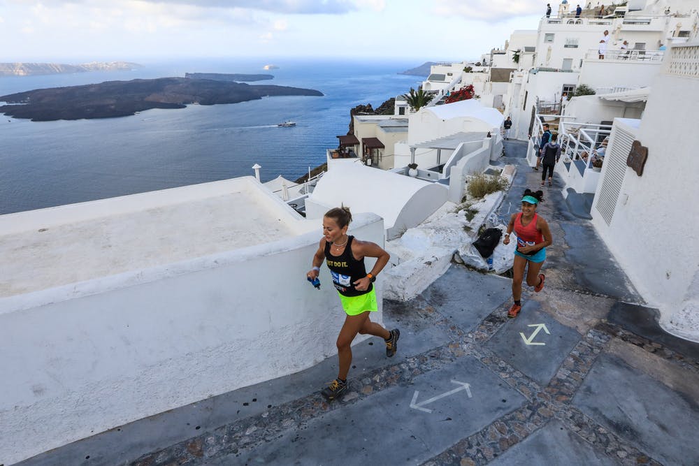 Τρέξιμο με θέα την Καλντέρα & Κολύμβηση από το Ηφαίστειο: Το Santorini Experience επιστρέφει για 7η χρονιά