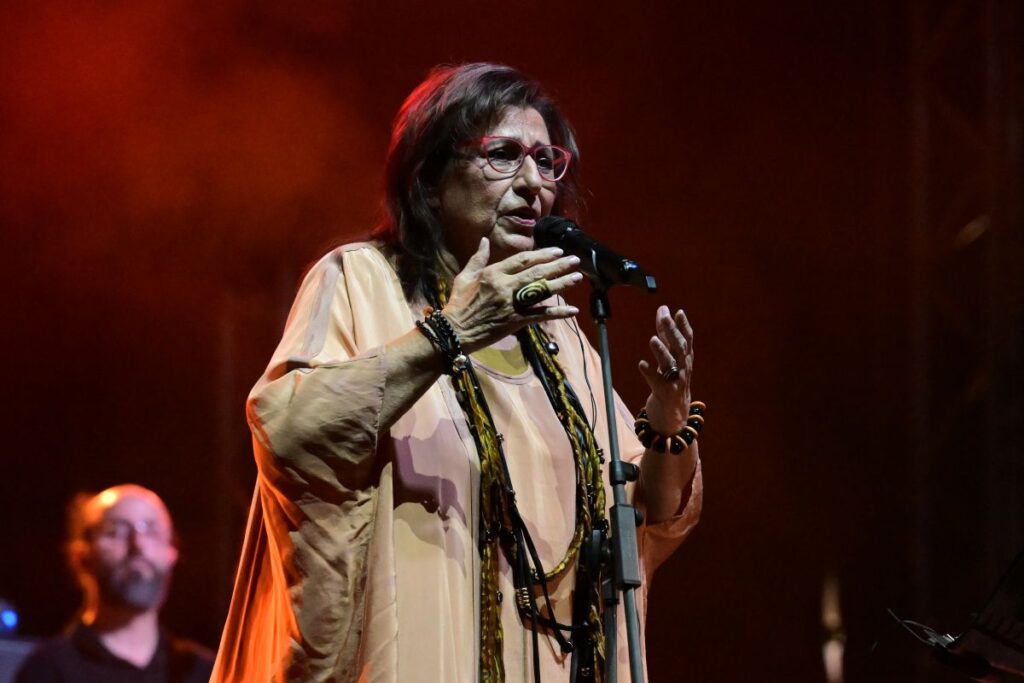 42ος ΑΜΑ: Η Μαρία Φαραντούρη τιμά τον Μίκη Θεοδωράκη στην τελετή έναρξης του Μαραθωνίου