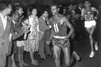 Abebe Bikila: Ο θρυλικός δρομέας που νίκησε ξυπόλητος τον μαραθώνιο στην Ολυμπιάδα της Ρώμης και το τραγικό φινάλε (vid)