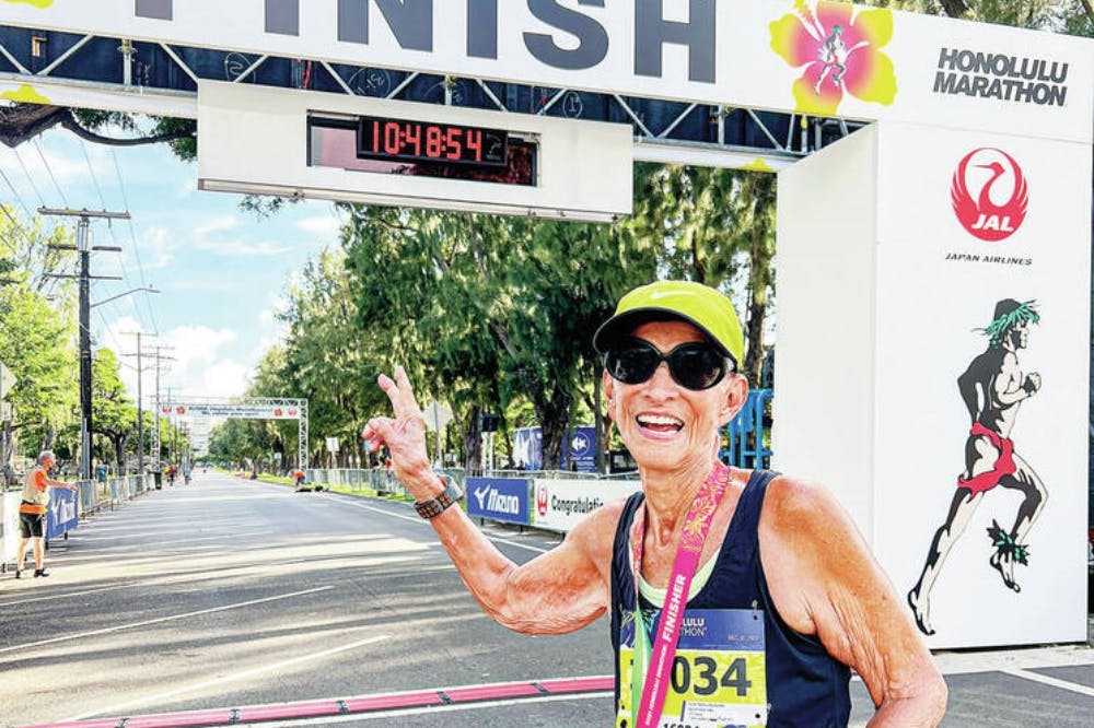 H τρομερή 91χρονη που τερμάτισε στον μαραθώνιο της Χονολουλού!