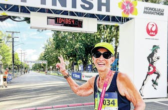 H τρομερή 91χρονη που τερμάτισε στον μαραθώνιο της Χονολουλού!