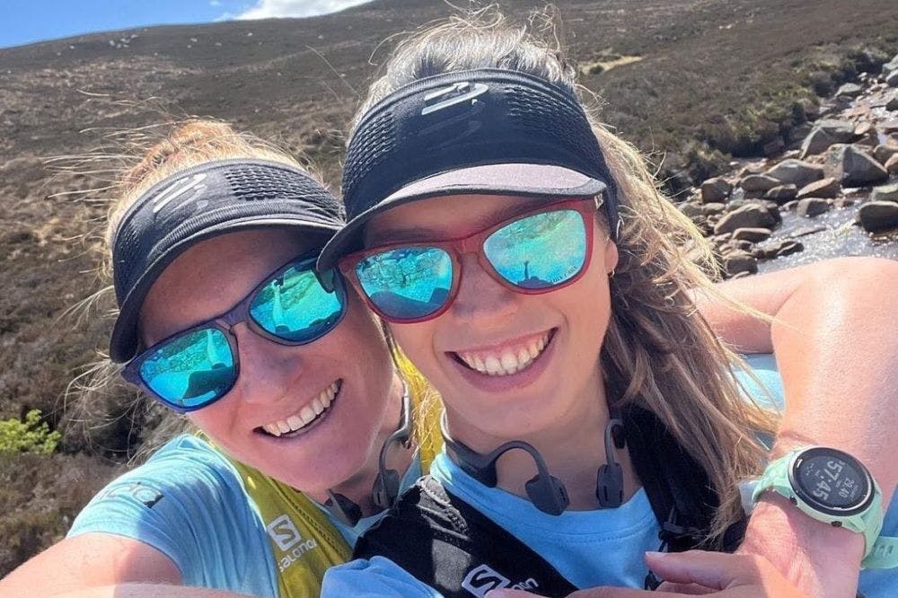 Δύο κορίτσια από τη Σκωτία έτρεξαν 106 μαραθωνίους σε 106 μέρες και μπαίνουν στο Γκίνες