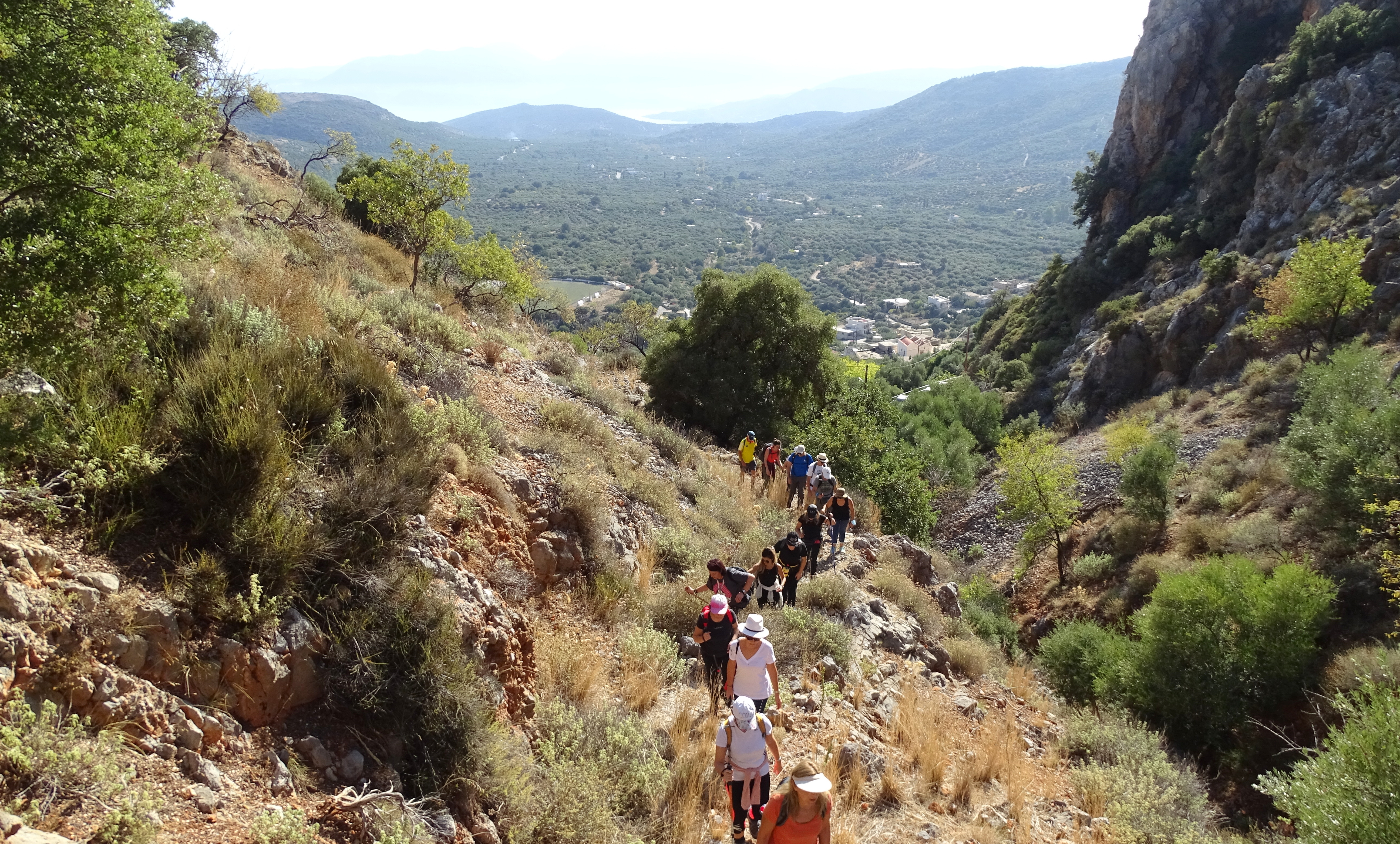 Πεζοπορία στο Νομό Λασιθίου, σε ένα αρχαίο πετρόκτιστο μονοπάτι (Pics)