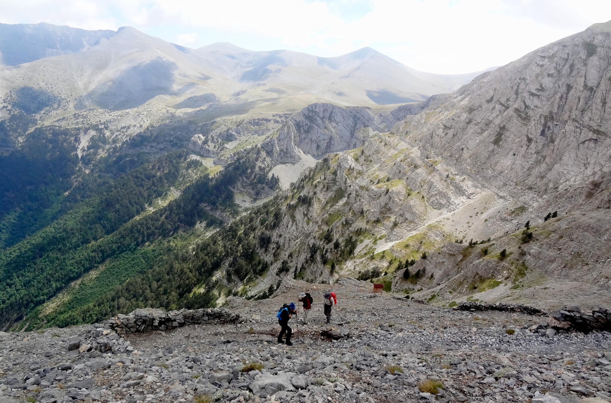 Πεζοπορία σε μία μοναδική διαδρομή στο μυθικό βουνό του Ολύμπου (Pics)