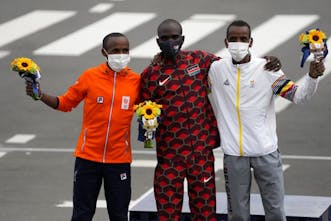 Η στιγμή του τερματισμού του Kipchoge στον μαραθώνιο των Ολυμπιακών Αγώνων (Vid)