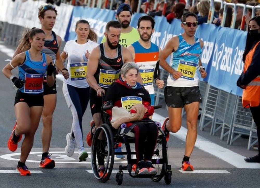 Έσπρωξε την μητέρα του σε αναπηρικό αμαξίδιο σε μαραθώνιο και σημείωσαν παγκόσμιο ρεκόρ!