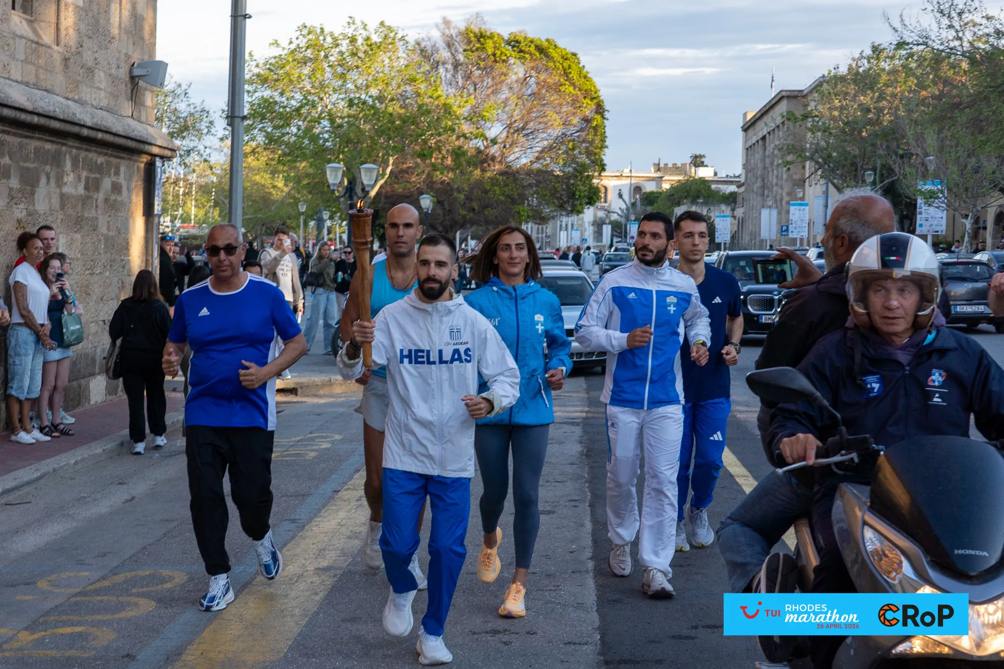 TUI Rhodes Marathon: Άναψε η Φλόγα της Καλλιπάτειρας από τον Παναγιώτη Καραΐσκο