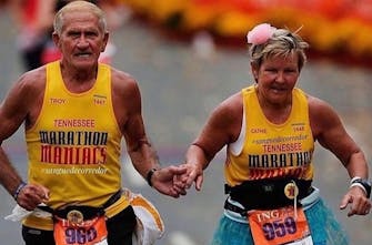 Τους κράτησε μαζί το τρέξιμο: Ζευγάρι παντρεμένο 45 χρόνια απολαμβάνει μαζί τους αγώνες!