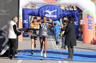 Αθλήτρια με προβλήματα όρασης κέρδισε τον ημιμαραθώνιο Granollers της Βαρκελώνης με 1:06:41!