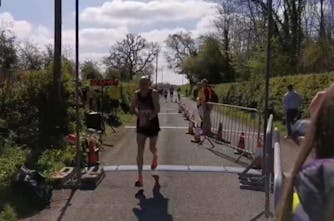 Νέα μεγάλη επίδοση από τον 61χρονο Hughes με 2:32:48 στο Cheshire Μarathon