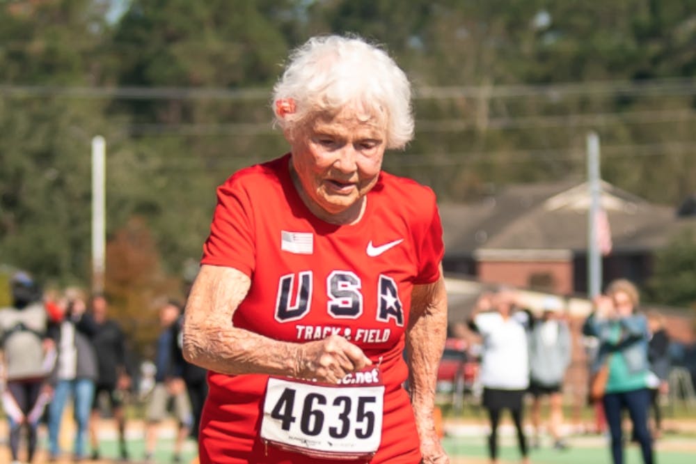 Η 105 ετών Julia Hawkins που έτρεξε σε «100άρι» και έγραψε ιστορία! (Vid)