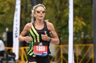 Έτρεξε 2:45:32 στη Βοστώνη και έσπασε το δικό της παγκόσμιο ρεκόρ στα 58 της!