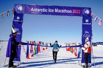 69χρονη τερμάτισε στον μαραθώνιο της Ανταρκτικής και έγραψε ιστορία!