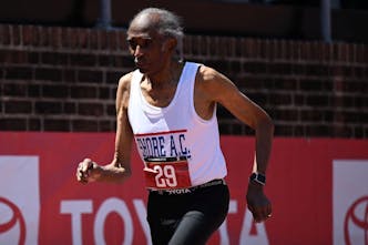 Έγινε 100 ετών την Παρασκευή και το Σάββατο έτρεξε «100άρι» σε 26.34!