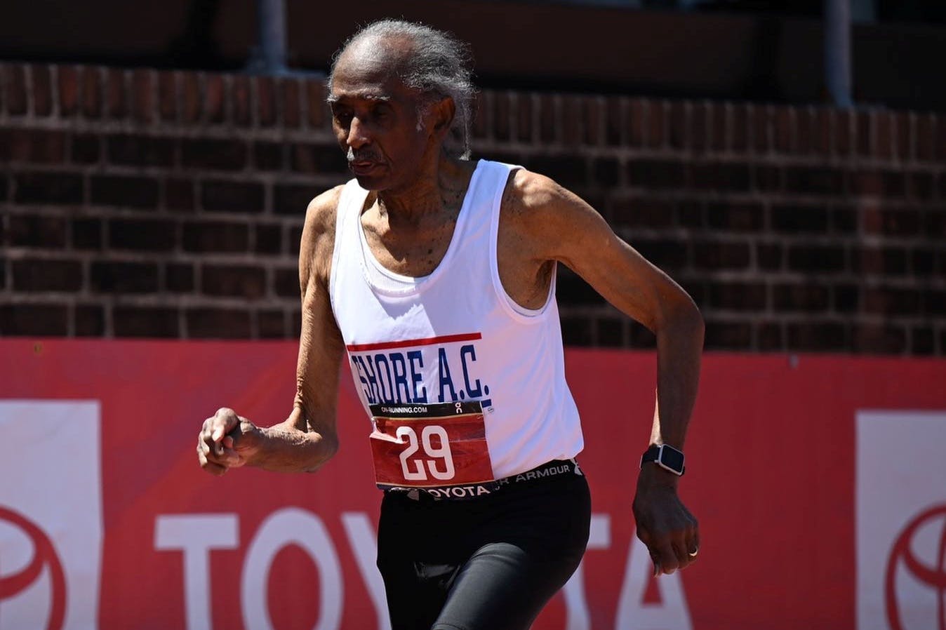 Έγινε 100 ετών την Παρασκευή και το Σάββατο έτρεξε «100άρι» σε 26.34!