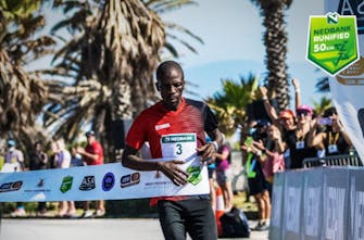 Διέλυσε το παγκόσμιο ρεκόρ στα 50 χιλιόμετρα με 2:40:13 ο Stephen Mokoka!