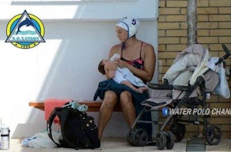 Η πολίστρια του Ν.Ο. Χανίων ταΐζει το μωρό της στον πάγκο εν ώρα αγώνα και δίνει το παράδειγμα!