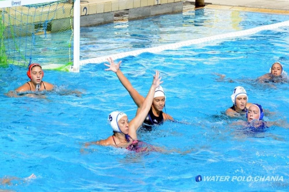 Η πολίστρια του Ν.Ο. Χανίων ταΐζει το μωρό της στον πάγκο εν ώρα αγώνα και γίνεται viral runbeat.gr