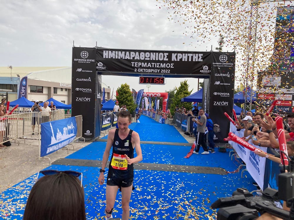 Ημιμαραθώνιος Κρήτης: Καρέ – καρέ η αγκαλιά του νικητή Amaury Paquet στη σύντροφό του μετά τη νίκη του (Pics) runbeat.gr