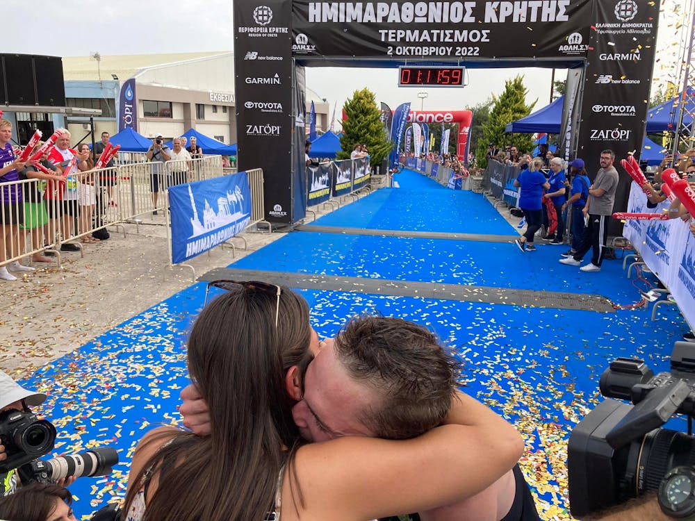 Ημιμαραθώνιος Κρήτης: Καρέ – καρέ η αγκαλιά του νικητή Amaury Paquet στη σύντροφό του μετά τη νίκη του (Pics) runbeat.gr
