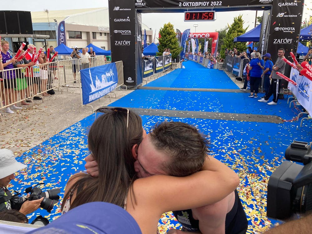 Ημιμαραθώνιος Κρήτης: Καρέ – καρέ η αγκαλιά του νικητή Amaury Paquet στη σύντροφό του μετά τη νίκη του (Pics) runbeat.gr