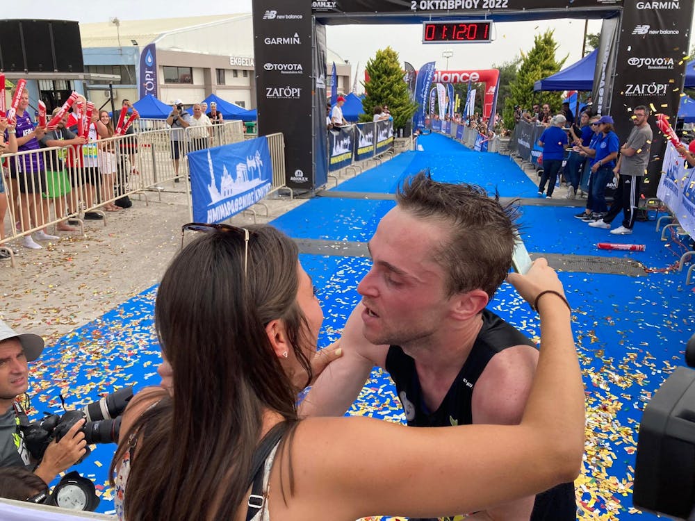 Ημιμαραθώνιος Κρήτης: Καρέ – καρέ η αγκαλιά του νικητή Amaury Paquet στη σύντροφό του μετά τη νίκη του (Pics) runbeat.gr