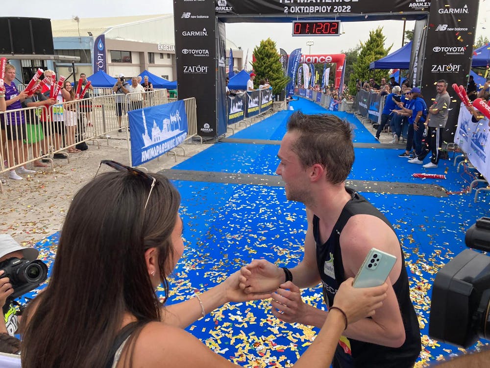 Ημιμαραθώνιος Κρήτης: Καρέ – καρέ η αγκαλιά του νικητή Amaury Paquet στη σύντροφό του μετά τη νίκη του (Pics) runbeat.gr