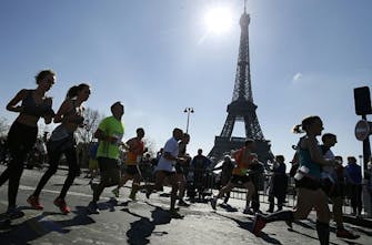 Ο Κυριακάτικος (2/4) Μαραθώνιος του Παρισιού δείχνει το… δρόμο για τους Ολυμπιακούς Αγώνες