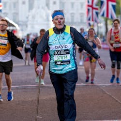 Ο πιο απίστευτος τερματισμός: 91χρονος με μπαστούνι χτύπησε αλλά ολοκλήρωσε τον μαραθώνιο του Λονδίνου!