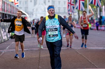 Ο πιο απίστευτος τερματισμός: 91χρονος με μπαστούνι χτύπησε αλλά ολοκλήρωσε τον μαραθώνιο του Λονδίνου!