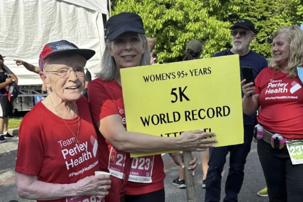 Αδιανόητη επίδοση από την 96χρονη Rejeanne Fairhead που σημείωσε παγκόσμιο ρεκόρ 5χλμ (vid)