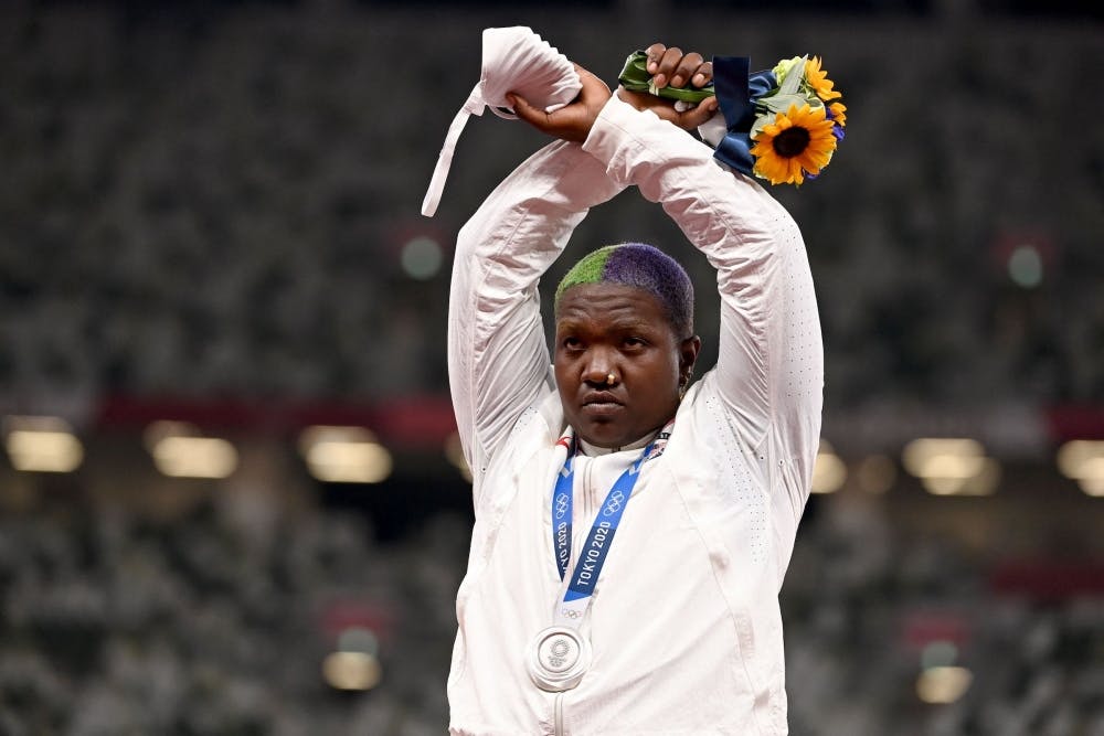 Η ΔΟΕ εξετάζει τη χειρονομία της Saunders στο βάθρο των Ολυμπιακών Αγώνων