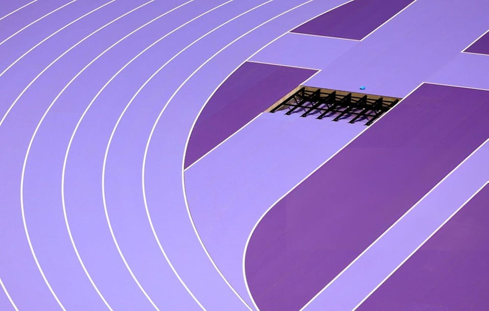 Έτοιμο το εντυυπωσιακό, μωβ ταρτάν στο Stade de France στο Παρίσι για τους Ολυμπιακούς Αγώνες! runbeat.gr